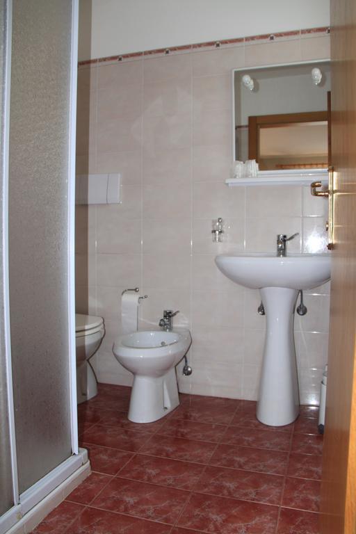 Hotel Garni Goccia D'Oro Cavalese Habitación foto