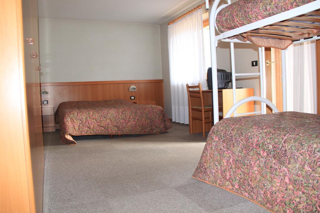 Hotel Garni Goccia D'Oro Cavalese Habitación foto