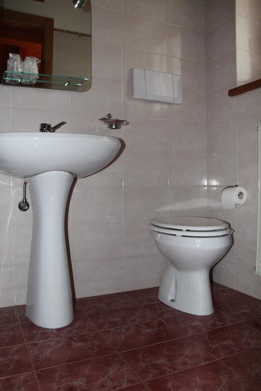 Hotel Garni Goccia D'Oro Cavalese Habitación foto