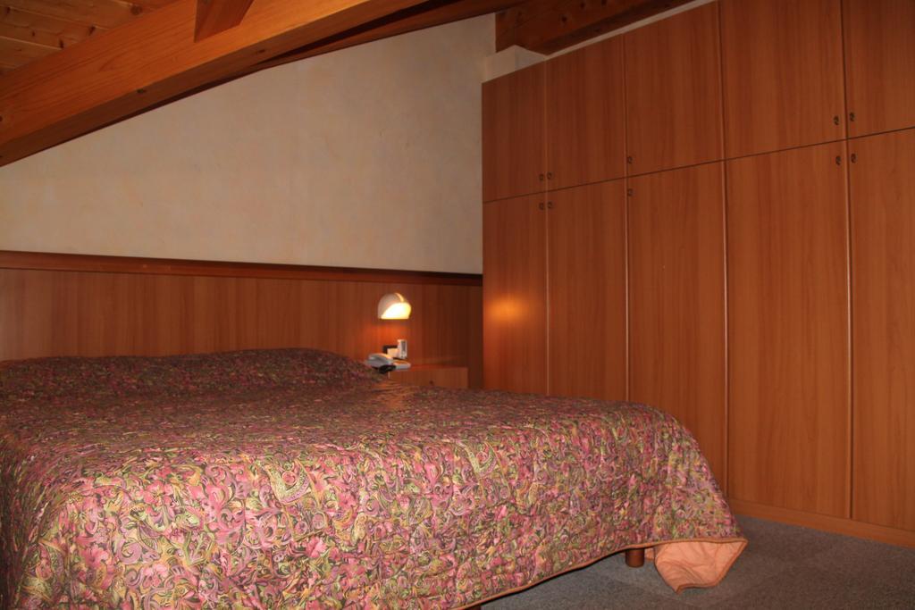 Hotel Garni Goccia D'Oro Cavalese Habitación foto