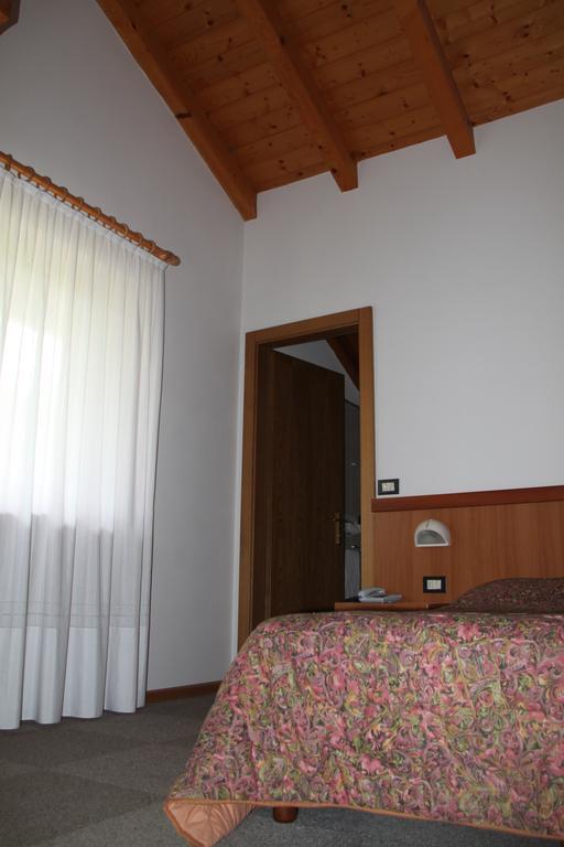Hotel Garni Goccia D'Oro Cavalese Habitación foto